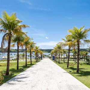 Vista da entrada do Clube Padrão Resort com muita natureza no loteamento Riviera de Santa Cristina