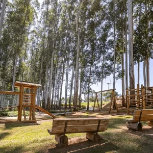 Playground em meio a natureza para descansar no Riviera de Santa Cristina