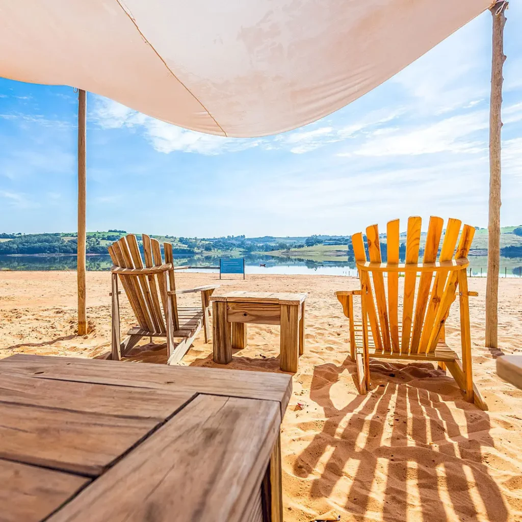 Cadeiras de descanso na Riviera de Santa Cristina na praia privada Represa de Jurumirim