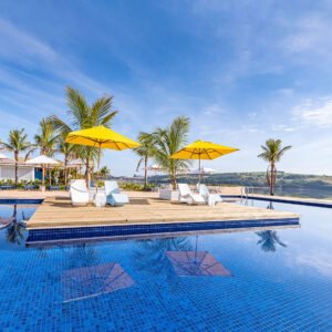 Ilha na piscina do clube padrão resort no loteamento Riviera de Santa Cristina