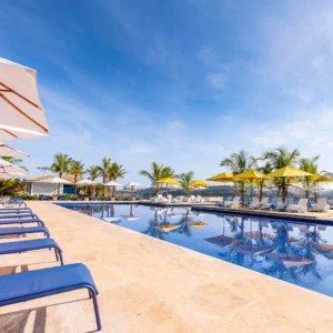 Imagem das piscinas do clube e loteamento padrão resort Riviera de Santa Cristina